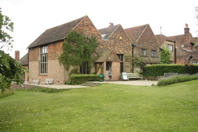 อาคารสตูดิโอวาดภาพของเชอร์ชิลในสวนของบ้าน Chartwell ภาพถ่ายเมื่อ 19 มิถุนายน 2010