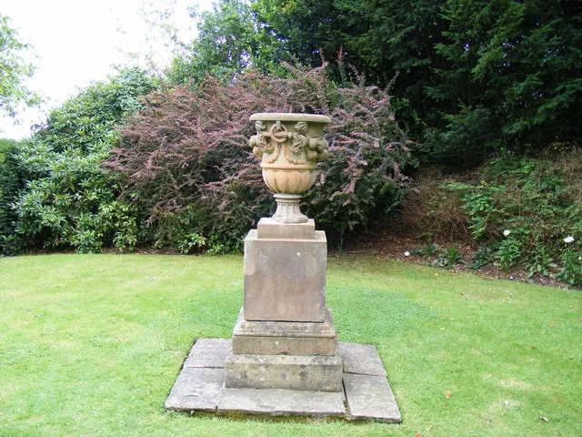 โกศหินใน Urn Garden ของบ้าน Chartwell ภาพถ่ายเมื่อ 25 กรกฎาคม 2009