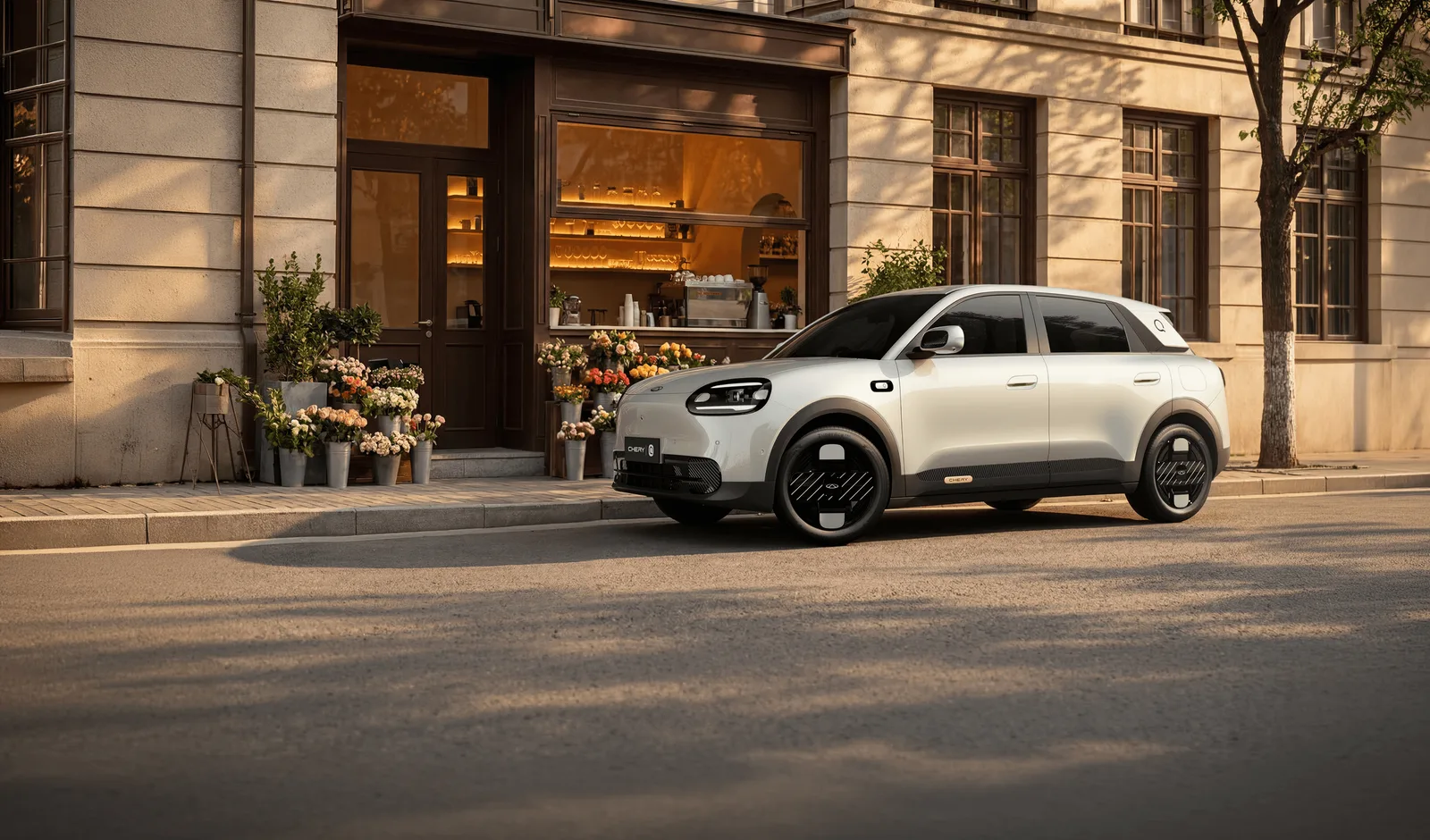 Chery Q แฮตช์แบ็กไฟฟ้าสีขาว จอดริมถนนหน้าร้านดอกไม้