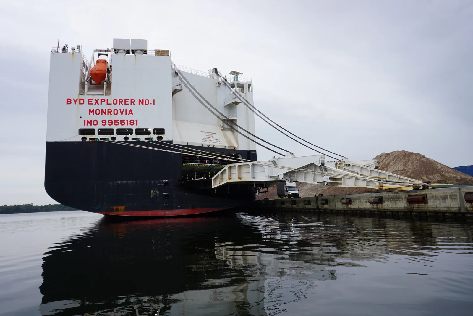 ท้ายเรือขนส่งรถ BYD EXPLORER NO.1 ที่ท่าเรือ Wilhelmshaven เปิดทางลาดสำหรับขนรถขึ้นลงเรือ