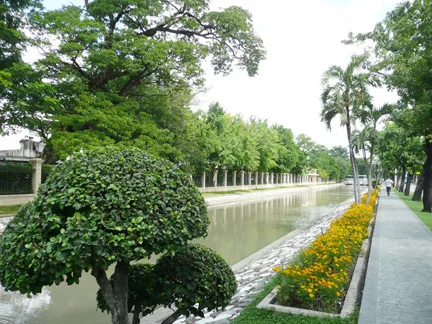 คูน้ำและทางเดินริมเขต พระตำหนักจิตรลดารโหฐาน ภาพถ่าย พ.ศ. 2552