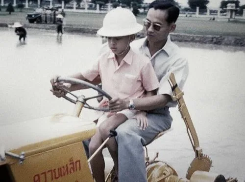 ภาพถ่ายเก่า รัชกาลที่ 9 และ พระบาทสมเด็จพระวชิรเกล้าเจ้าอยู่หัว ในวัยเยาว์ ทรงขับรถไถนา ณ โครงการส่วนพระองค์ สวนจิตรลดา