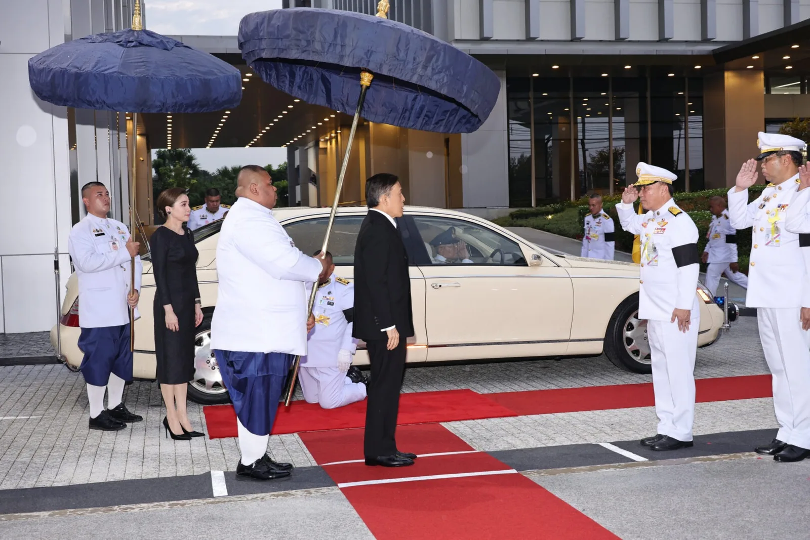 เมื่อเสด็จพระราชดำเนินถึง อาคารชลพิพัฒน์ สำนักงานทรัพยากรน้ำแห่งชาติ