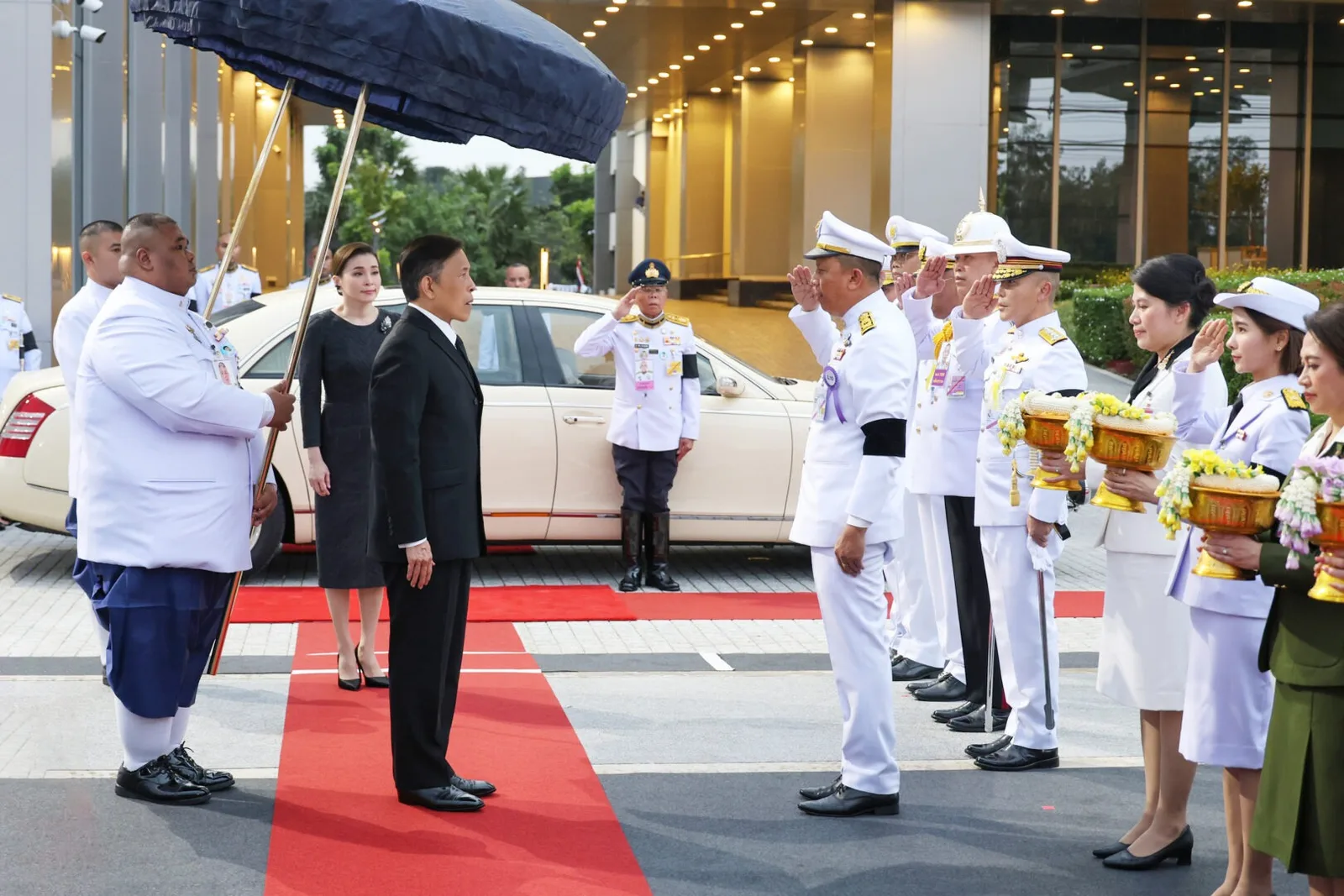 ข้าราชการ เฝ้าทูลละอองธุลีพระบาทรับเสด็จ ด้านหน้าอาคารชลพิพัฒน์