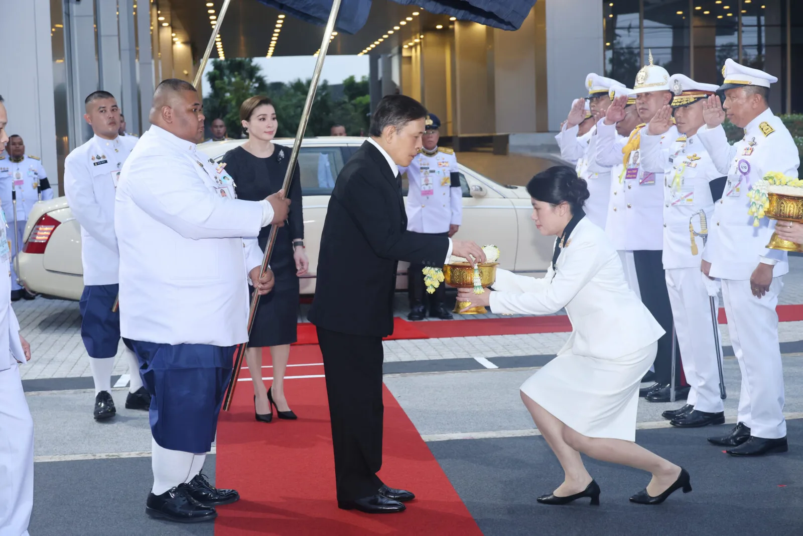 เฝ้าทูลละอองธุลีพระบาทรับเสด็จ ด้านหน้าอาคารชลพิพัฒน์ วันที่ 28 ตุลาคม 2569