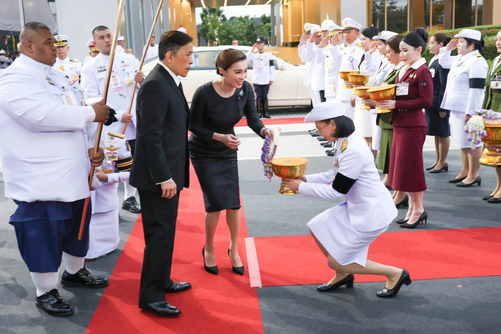 แถวข้าราชการ เฝ้าทูลละอองธุลีพระบาทรับเสด็จ ที่อาคารชลพิพัฒน์