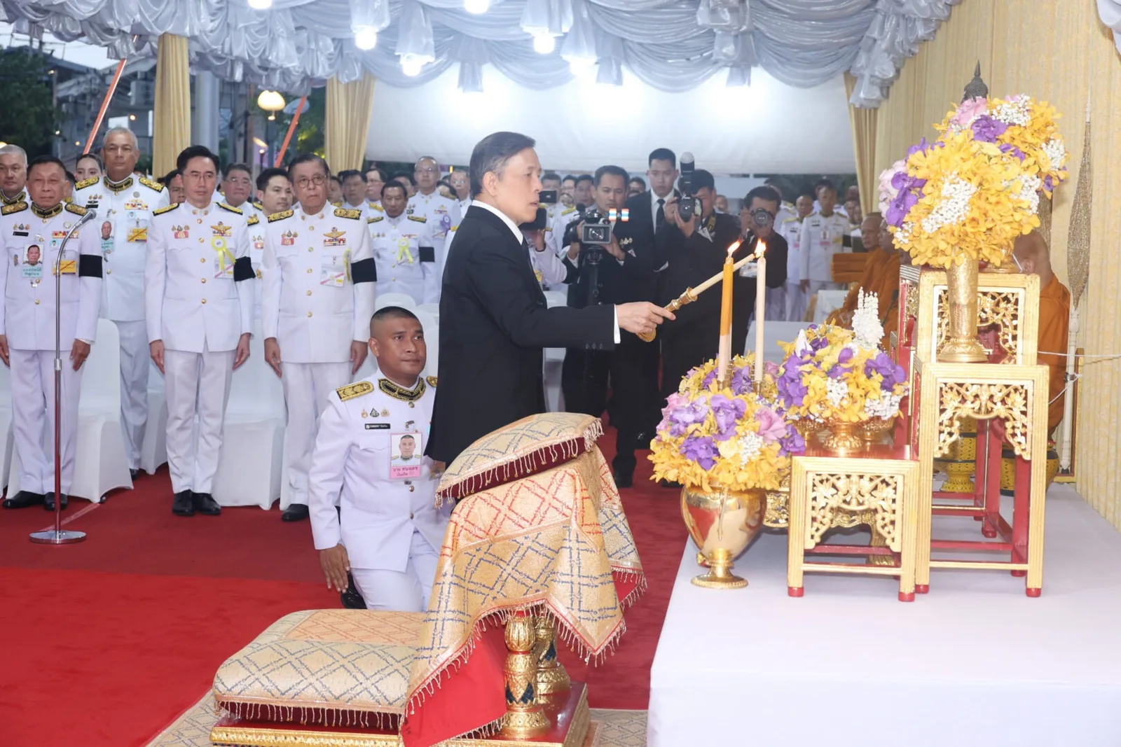 ทรงจุดธูปเทียนเครื่องนมัสการบูชาพระพุทธนวราชบพิตร ในพลับพลาพิธี