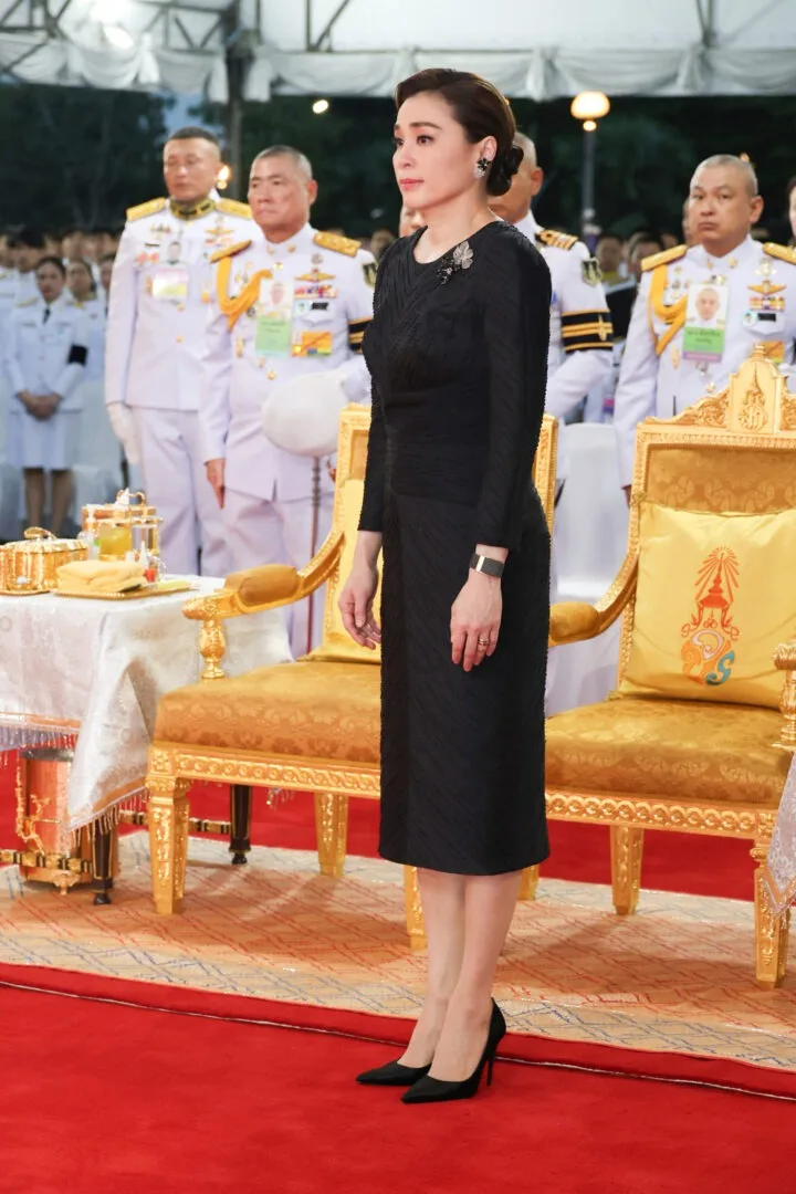 สมเด็จพระนางเจ้า ฯ พระบรมราชินี ในพลับพลาพิธี อาคารชลพิพัฒน์