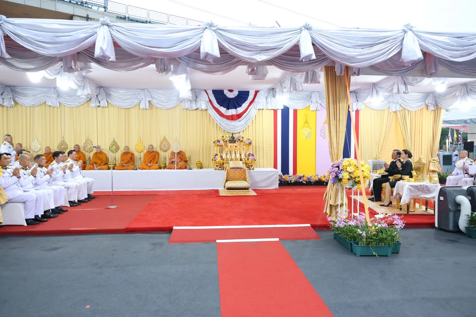 พลับพลาพิธี ด้านหน้าอาคารชลพิพัฒน์ มีพระสงฆ์และข้าราชการร่วมในพิธี