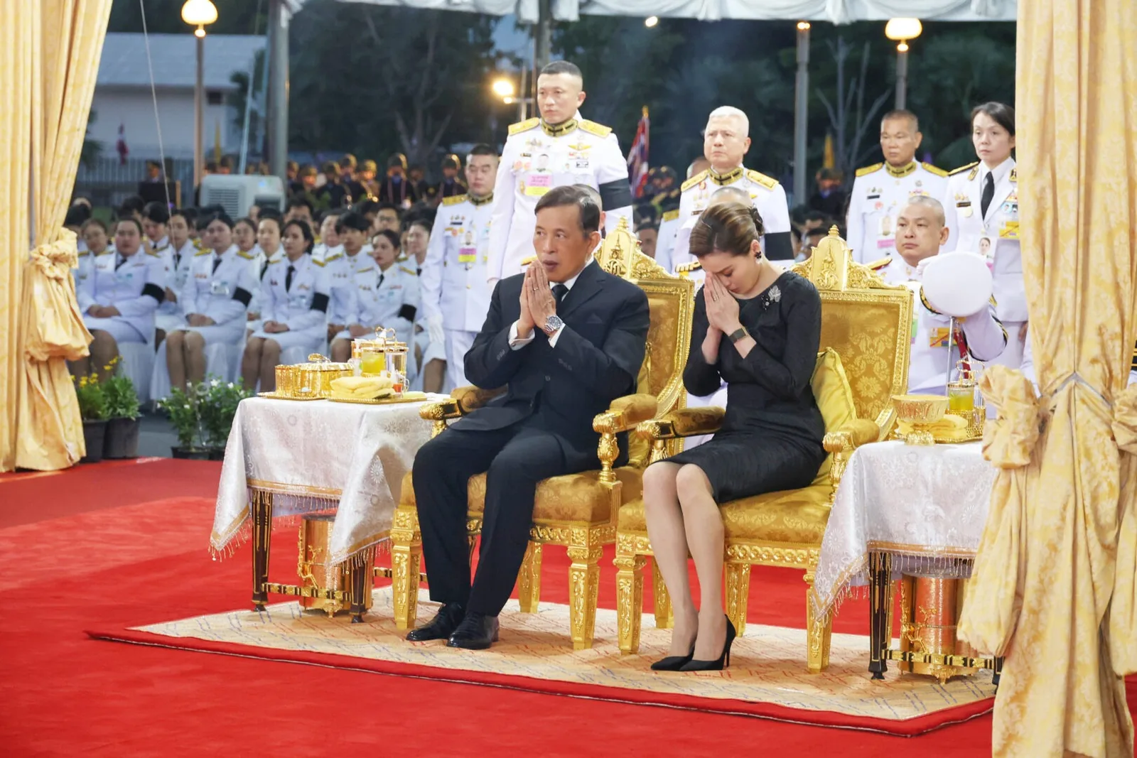 พระบาทสมเด็จพระเจ้าอยู่หัว และสมเด็จพระนางเจ้า ฯ พระบรมราชินี ในพลับพลาพิธี