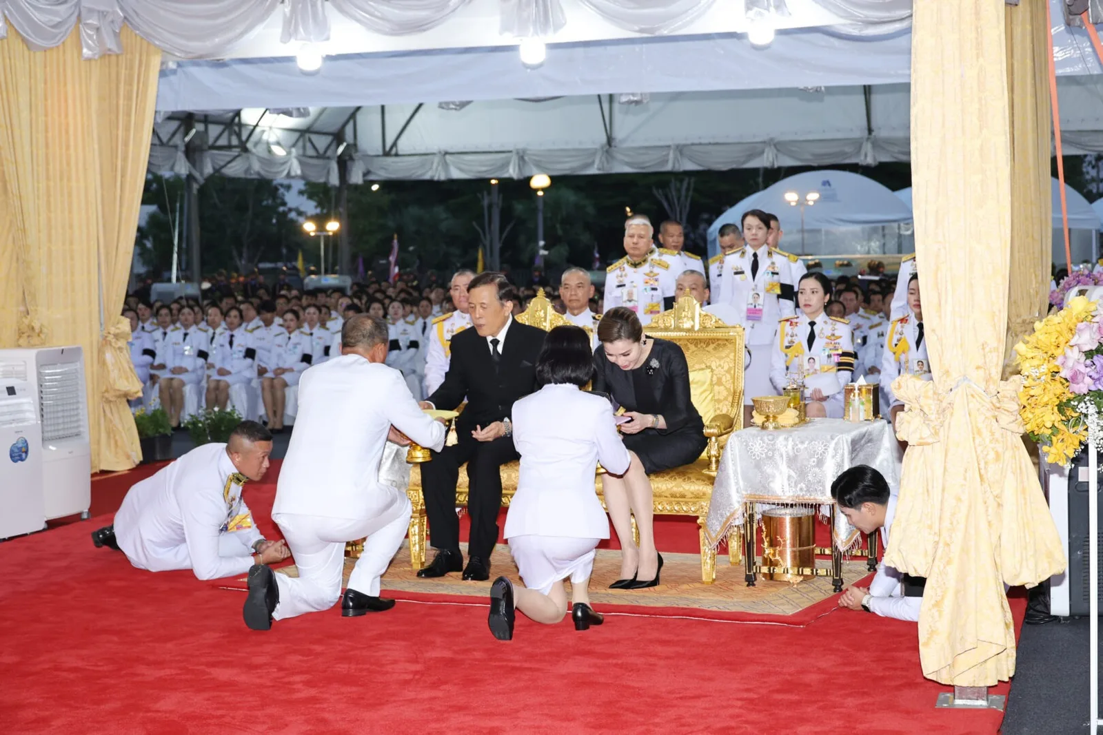 ทูลเกล้าทูลกระหม่อมถวายสูจิบัตร ในพลับพลาพิธี อาคารชลพิพัฒน์