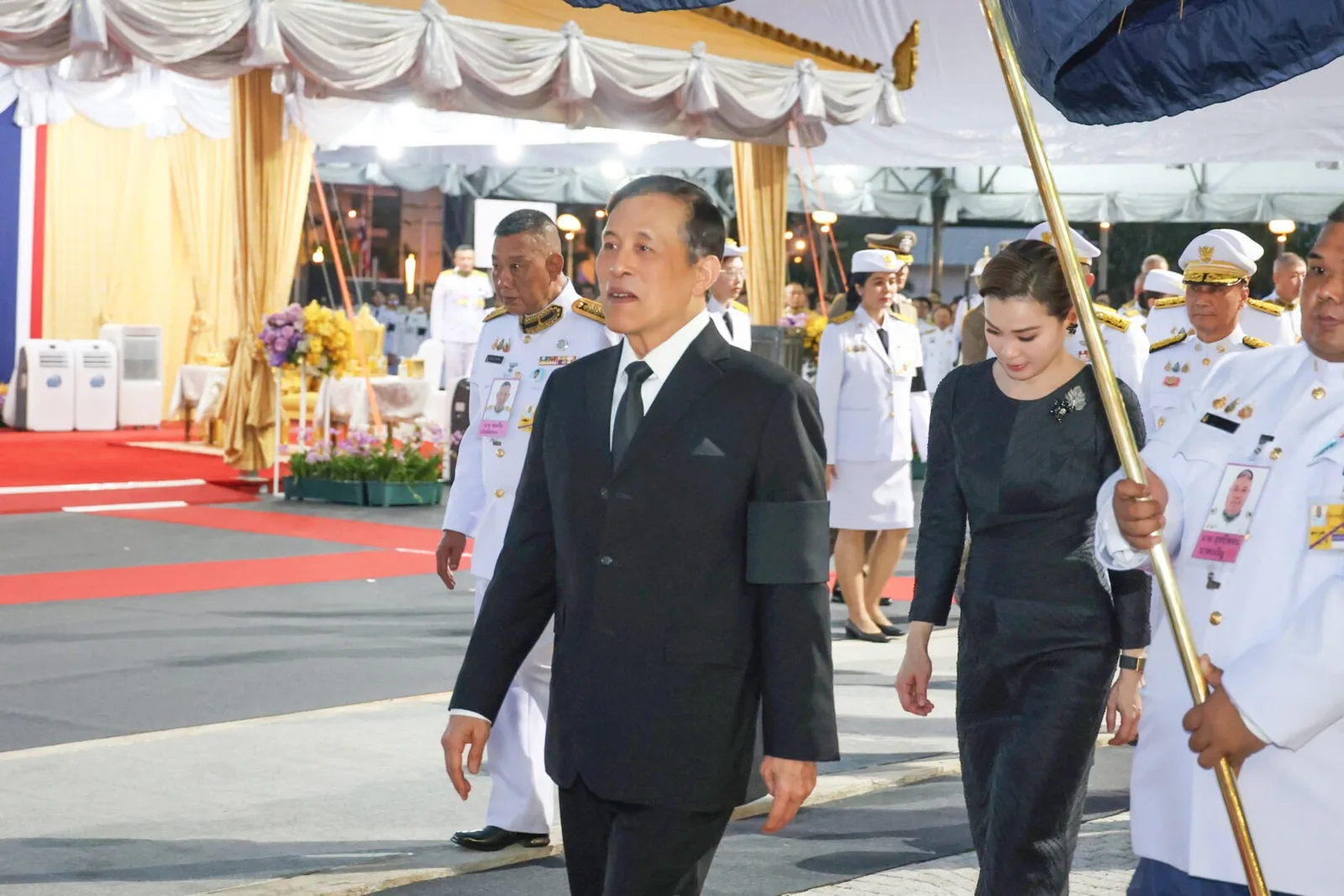 เสด็จออกจากพลับพลาพิธี ไปยังแท่นพิธี