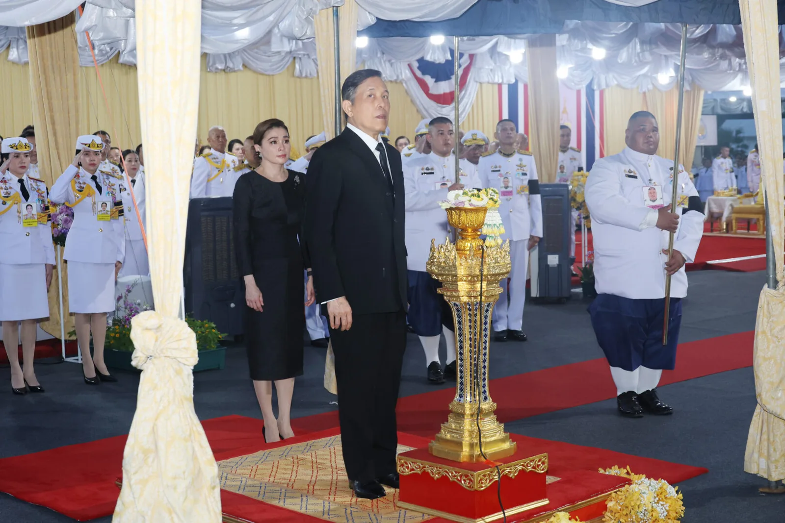 ทรงกดปุ่มไฟฟ้าเปิดแพรคลุมป้าย “อาคารชลพิพัฒน์” สำนักงานทรัพยากรน้ำแห่งชาติ