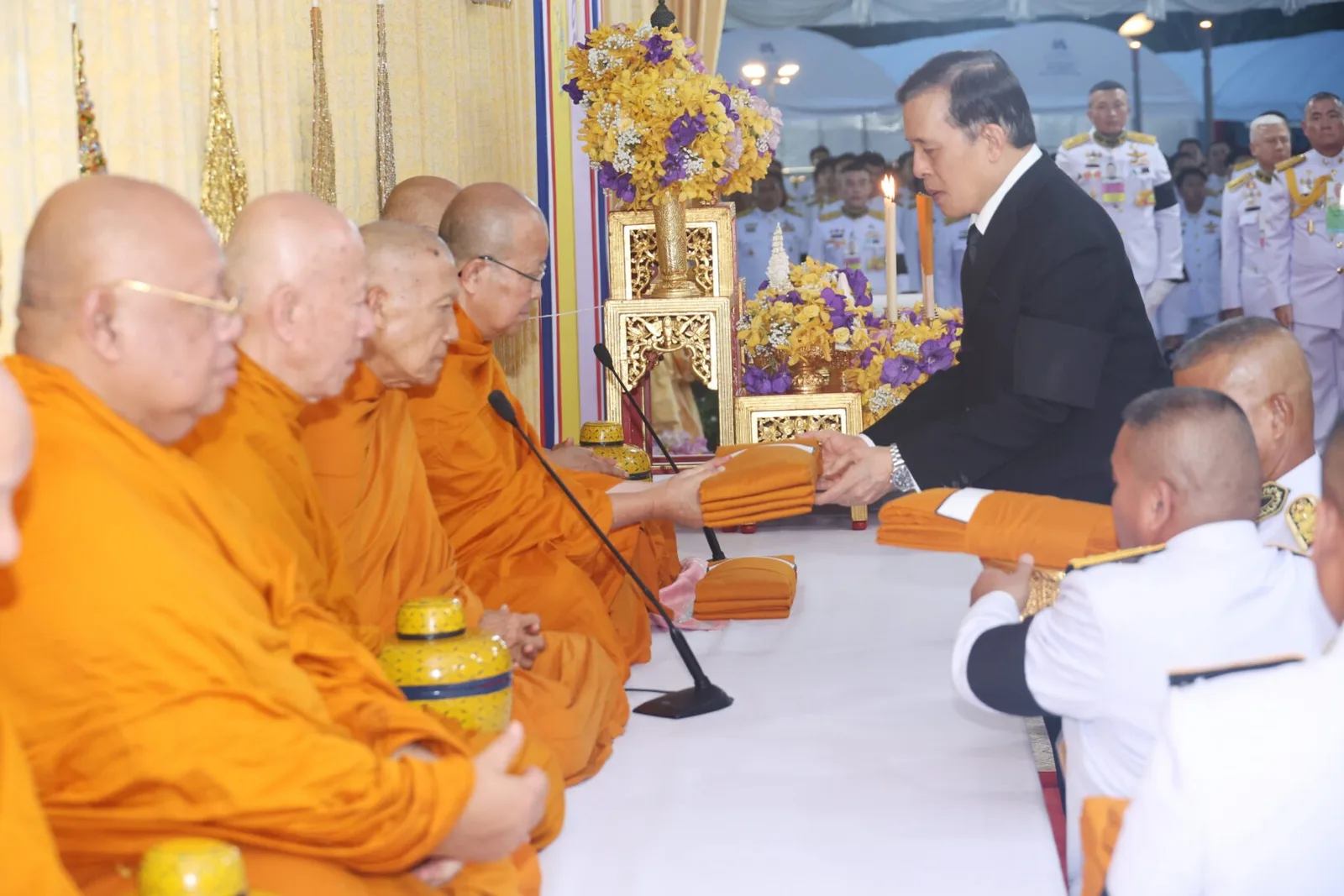 ทรงประเคนจตุปัจจัยไทยธรรมถวายพระสงฆ์ ในพลับพลาพิธี