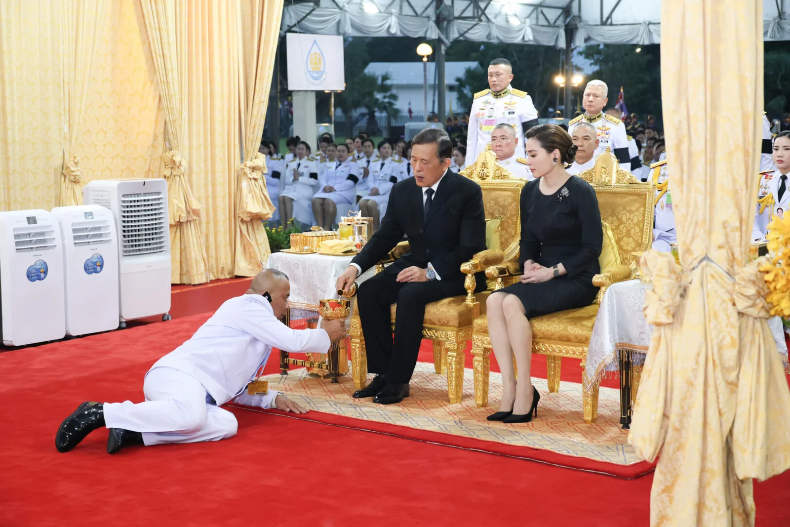 เฝ้าทูลละอองธุลีพระบาท ในพลับพลาพิธี อาคารชลพิพัฒน์