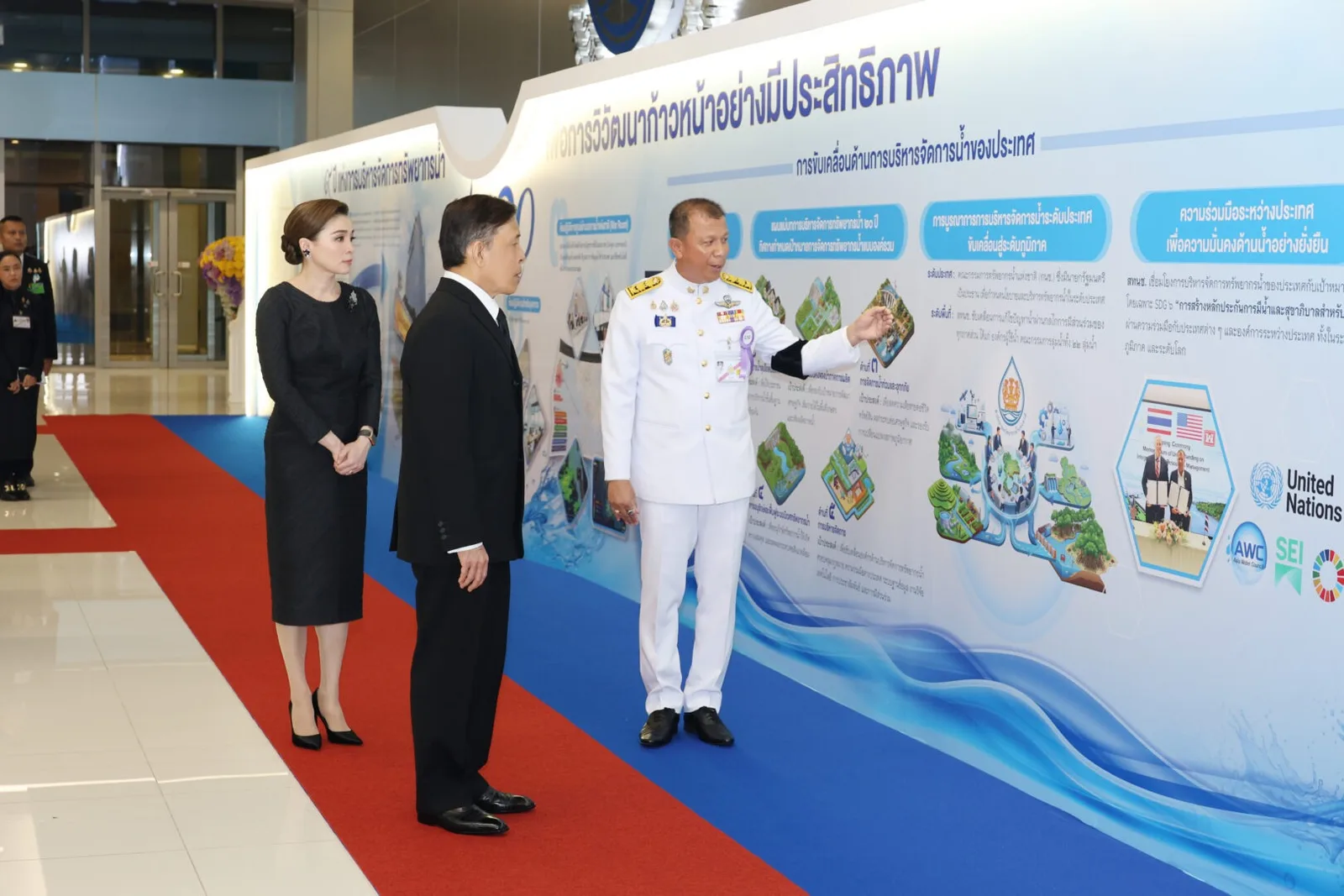 ทอดพระเนตรนิทรรศการผลการดำเนินงานสำนักงานทรัพยากรน้ำแห่งชาติ บริเวณโถงชั้น 1