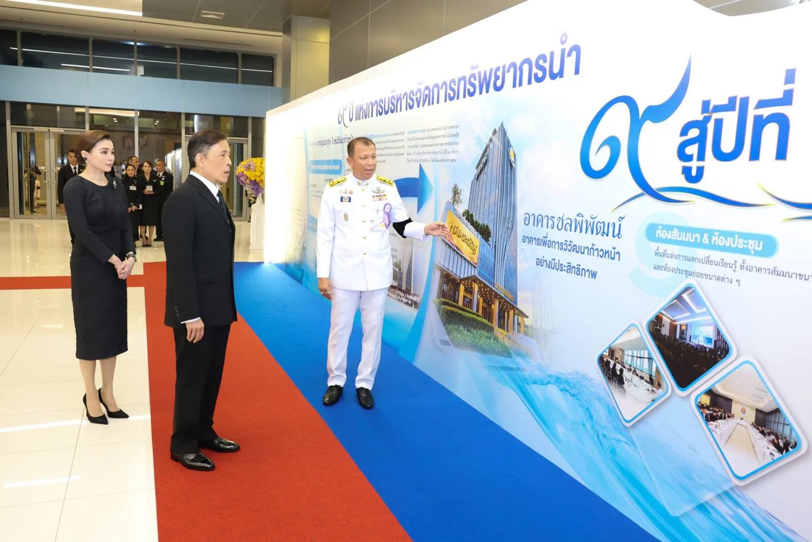 ทอดพระเนตรนิทรรศการผลการดำเนินงานสำนักงานทรัพยากรน้ำแห่งชาติ แผ่นจัดแสดงอาคารชลพิพัฒน์