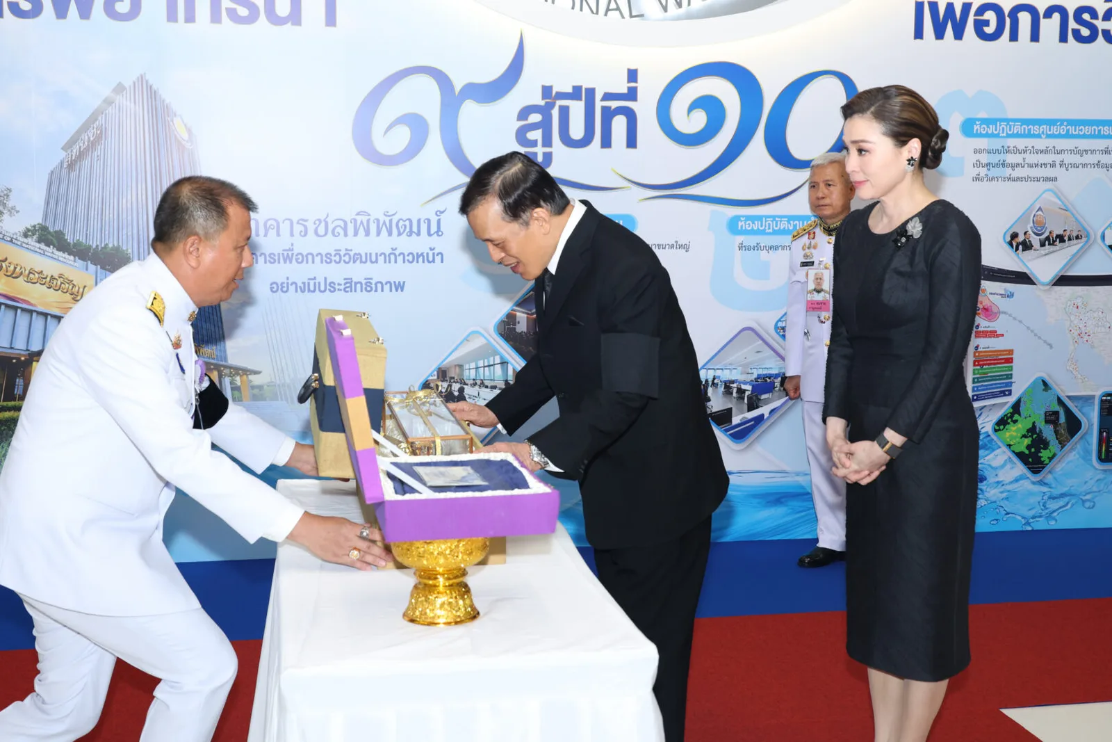 บริเวณนิทรรศการ อาคารชลพิพัฒน์ แผ่นจัดแสดงข้อความ ๙ สู่ปีที่ ๑๐