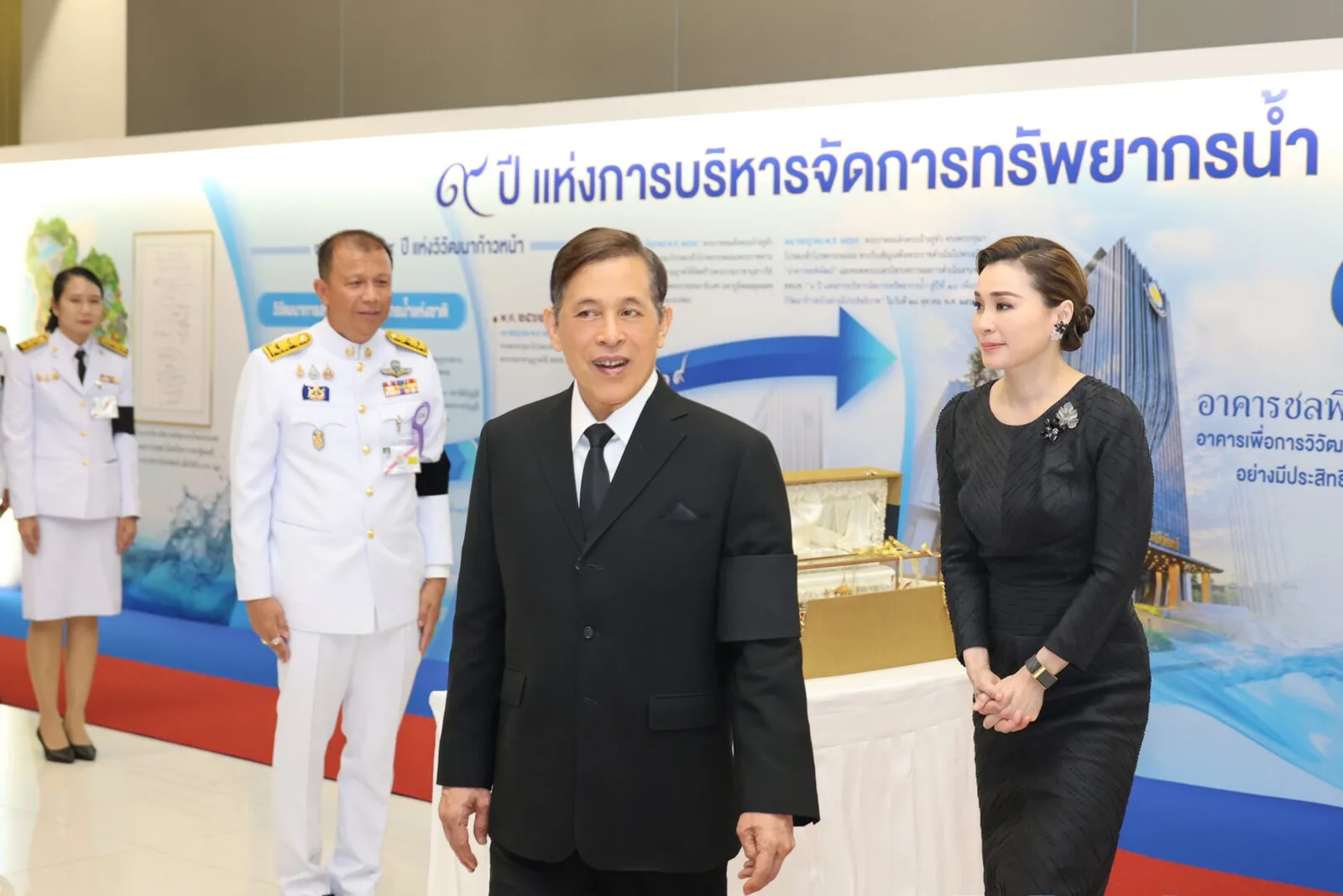 พระบาทสมเด็จพระเจ้าอยู่หัว และสมเด็จพระนางเจ้า ฯ พระบรมราชินี บริเวณนิทรรศการ อาคารชลพิพัฒน์