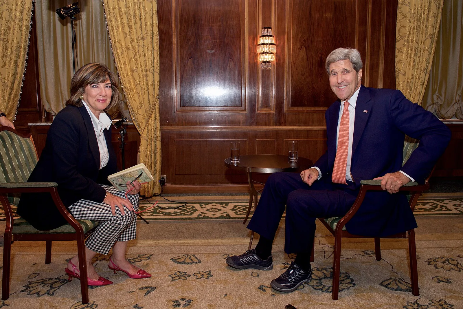 Christiane Amanpour และ John Kerry นั่งบนเก้าอี้ในห้องสัมภาษณ์ที่กรุงเวียนนา ออสเตรีย 14 กรกฎาคม 2015