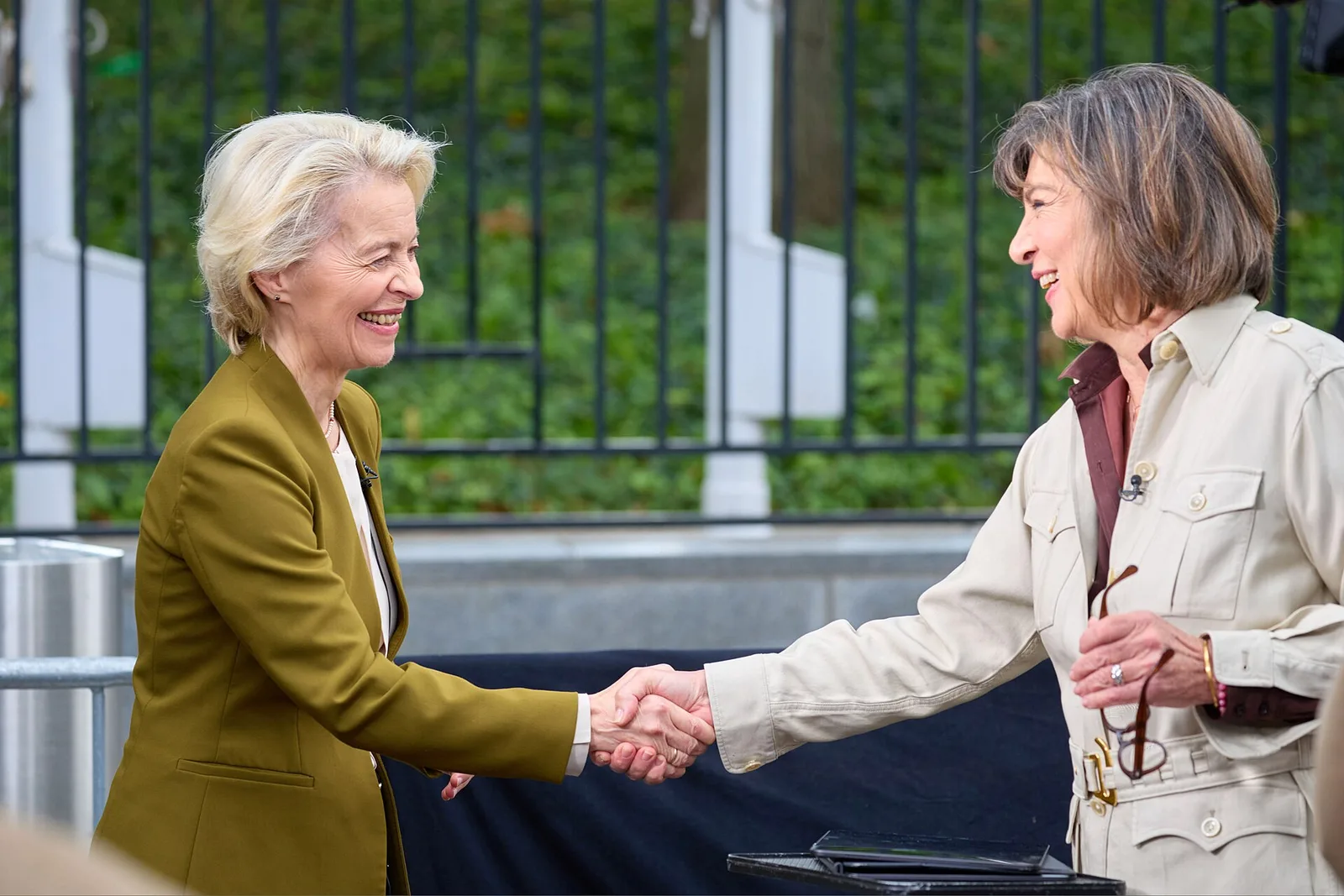 Christiane Amanpour จับมือกับ Ursula von der Leyen ประธานคณะกรรมาธิการยุโรป ที่นิวยอร์ก 24 กันยายน 2026 ไม่ถึงหนึ่งเดือนก่อนข่าว Amanpour ออกจาก CNN