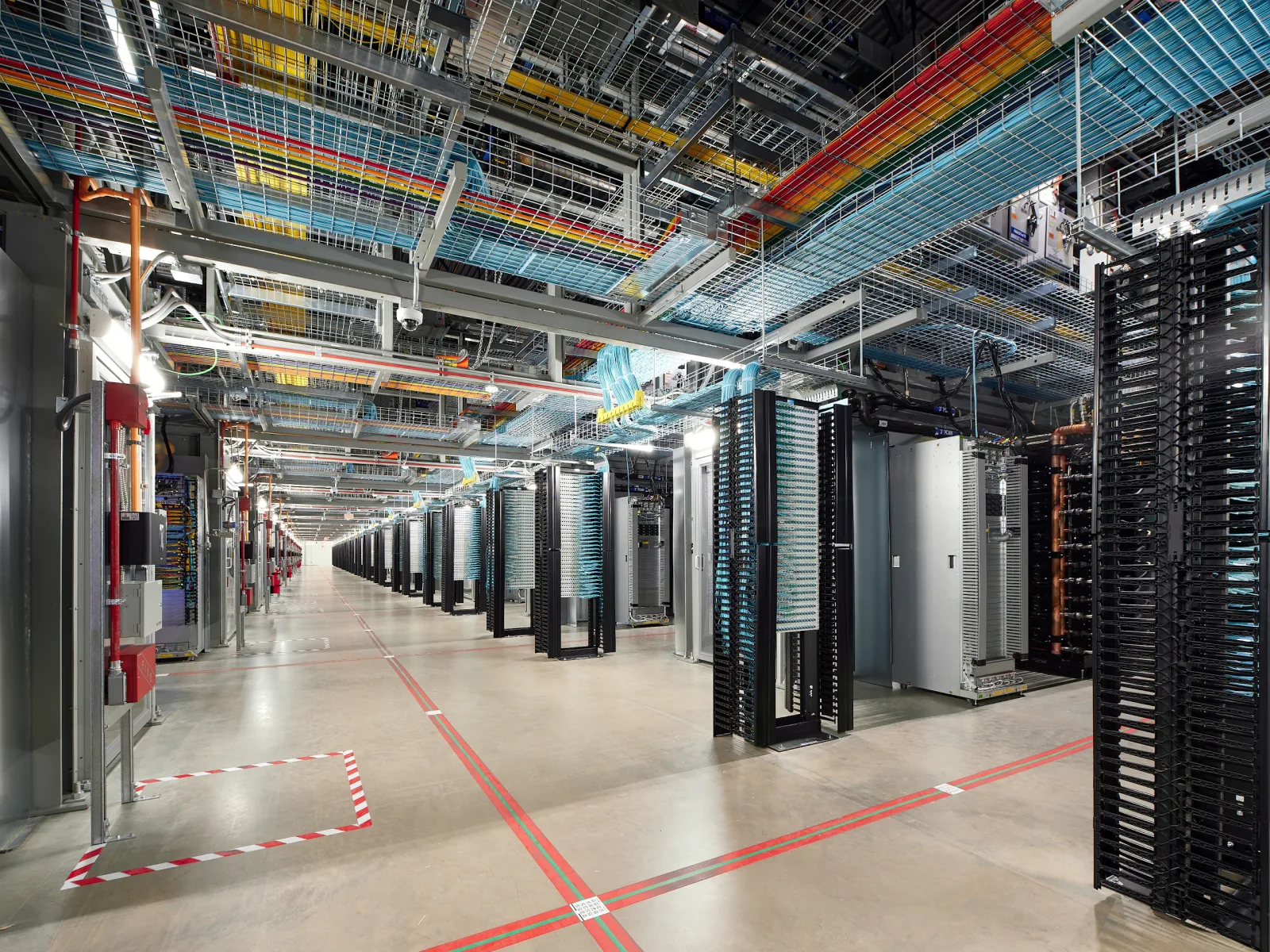 สายไฟเบอร์และแถวอุปกรณ์ในศูนย์ข้อมูล New Albany ของ Google