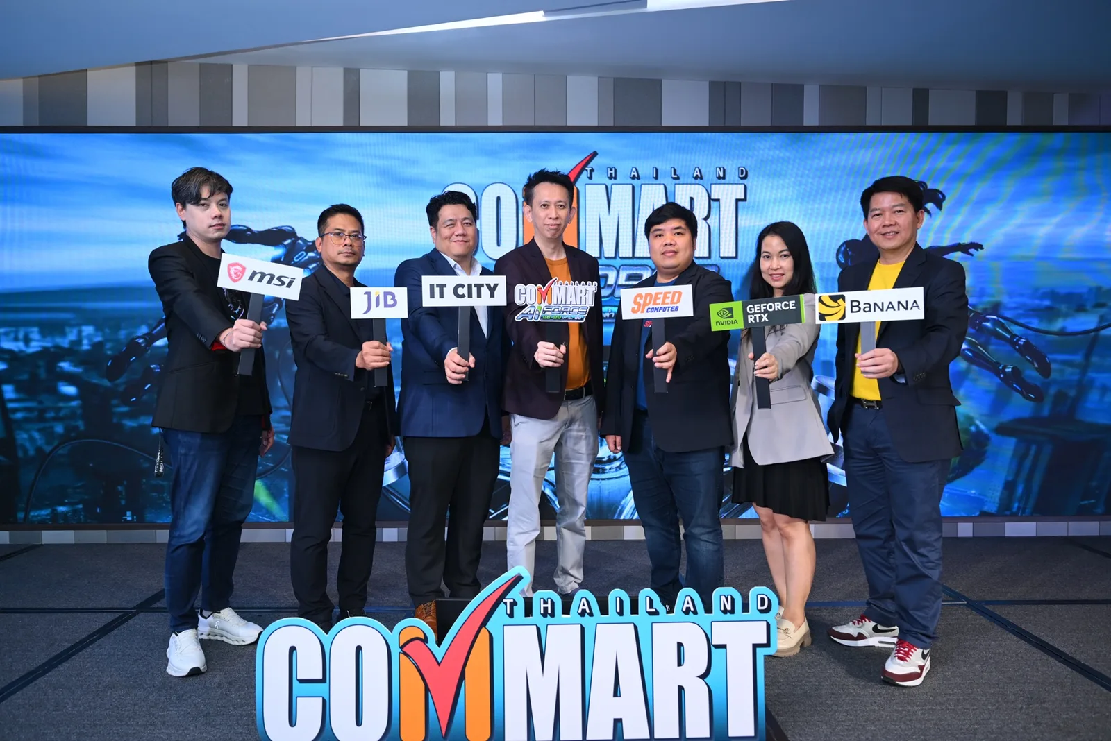 ผู้บริหารเออาร์ไอพีและตัวแทนแบรนด์พันธมิตรในงานแถลงข่าว COMMART AIFORCE 2026 ถือป้ายชื่อ MSI, J.I.B, IT City, SPEED Computer, NVIDIA GeForce RTX และ Banana