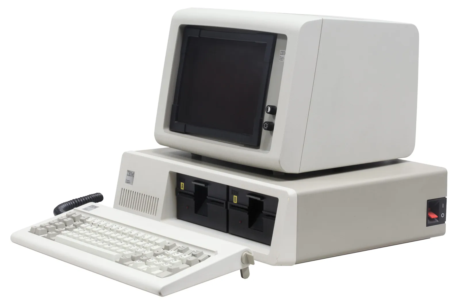 คอมพิวเตอร์ส่วนบุคคล IBM PC พร้อมจอภาพ คีย์บอร์ด และไดรฟ์ฟลอปปีดิสก์สองไดรฟ์ จัดแสดงใน Musée Bolo ของ EPFL เมืองโลซาน