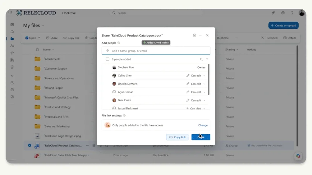 หน้าต่างแชร์ไฟล์ของ OneDrive Hero Links บนเว็บ แสดงรายชื่อคนที่ถูกเพิ่ม สิทธิ์ Can edit และ Can view และการตั้งค่าลิงก์ Only people added to the file have access (ภาพตัวอย่างจาก Microsoft)