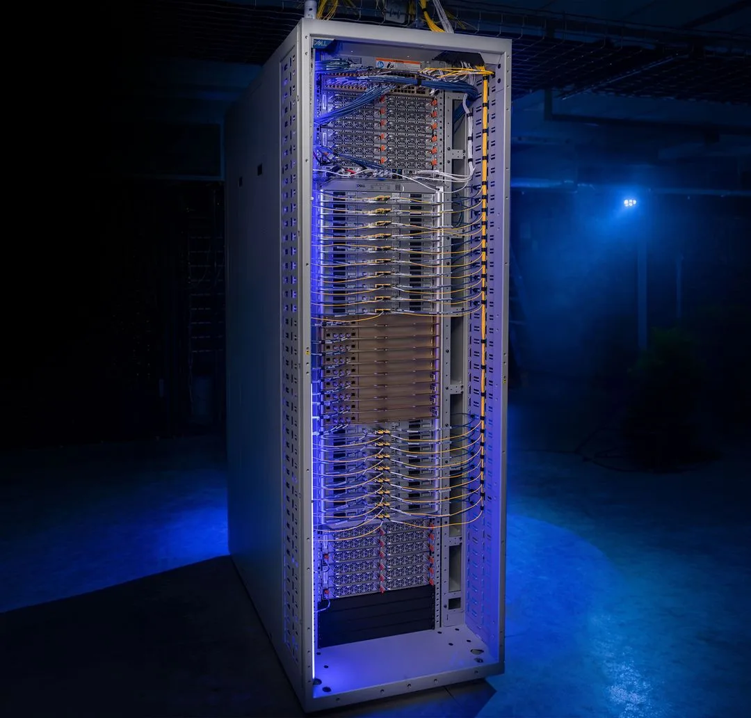 ตู้แร็ก NVIDIA Vera Rubin NVL72 บนหน้าผลิตภัณฑ์ของ CoreWeave ในห้องศูนย์ข้อมูลที่ใช้แสงสีน้ำเงิน