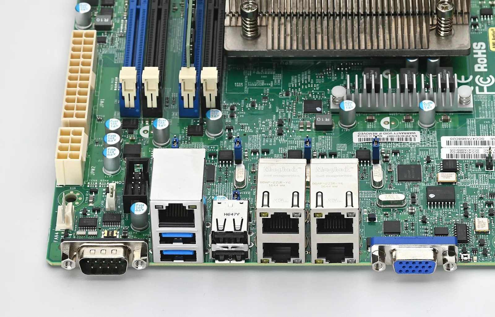 พอร์ตเครือข่ายและพอร์ตเชื่อมต่อด้านหลังเมนบอร์ดเซิร์ฟเวอร์ Supermicro