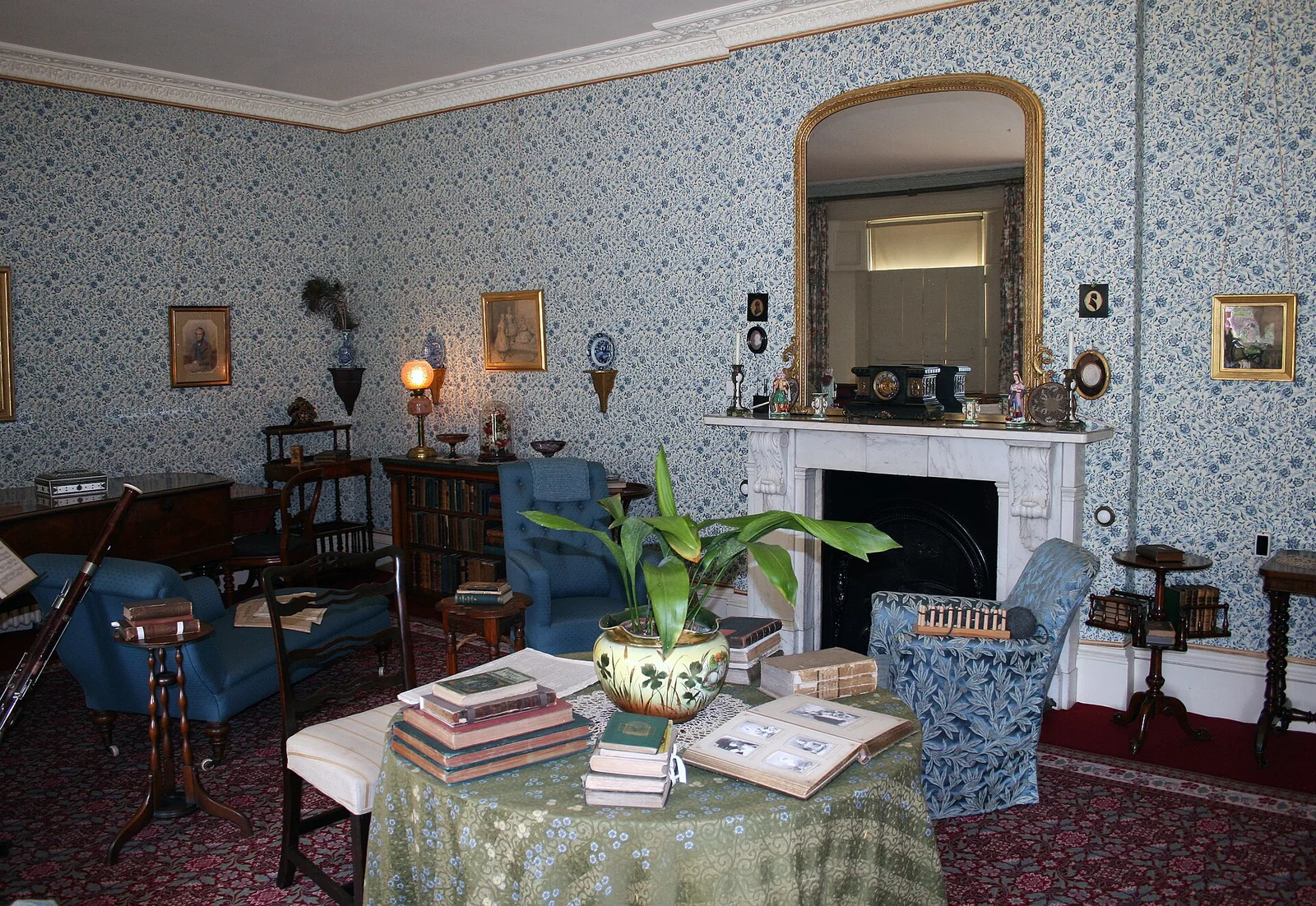 ห้องนั่งเล่นใน Down House ภาพถ่ายเมื่อ 24 เมษายน 2011