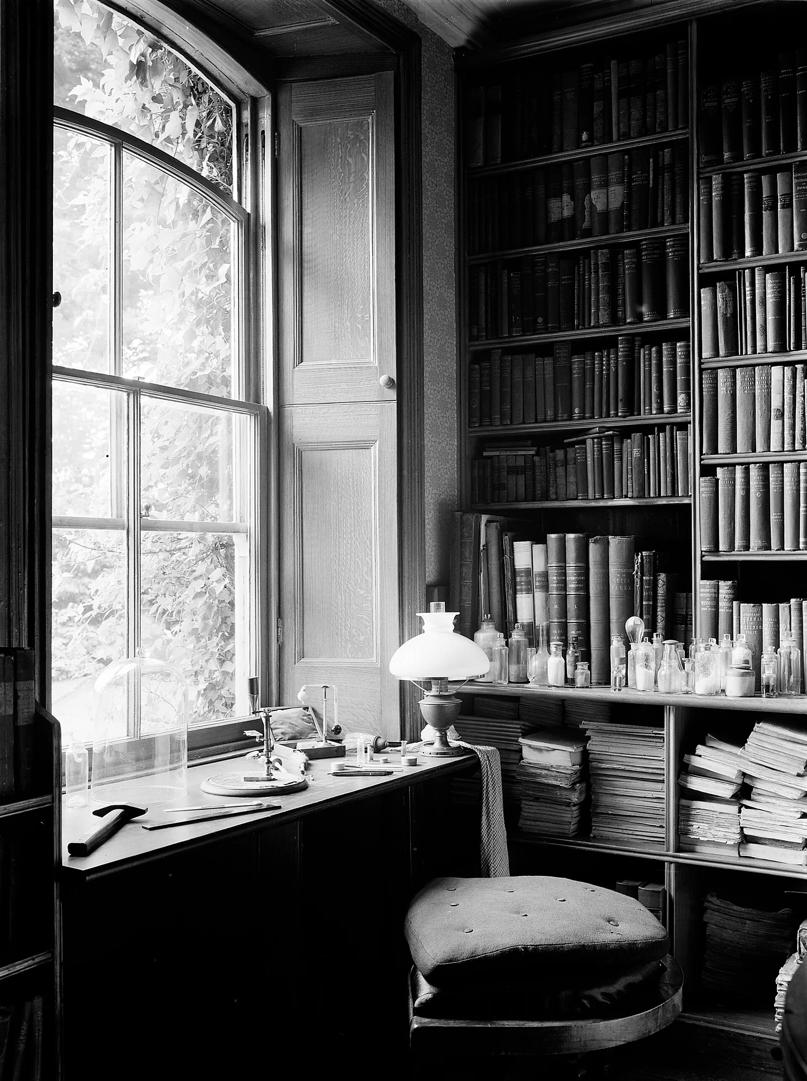 ห้องทำงานของ Charles Darwin ที่มีม้านั่งริมหน้าต่างและกล้องจุลทรรศน์ของเขา
