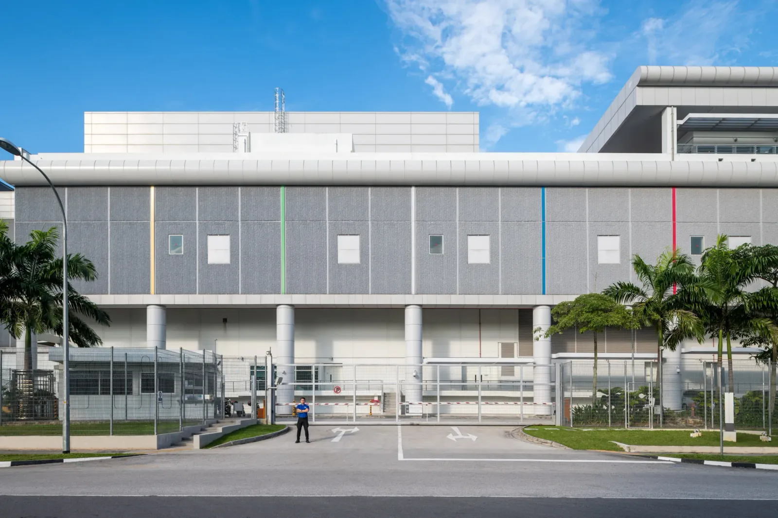 ด้านหน้าอาคารศูนย์ข้อมูลของ Google ในสิงคโปร์