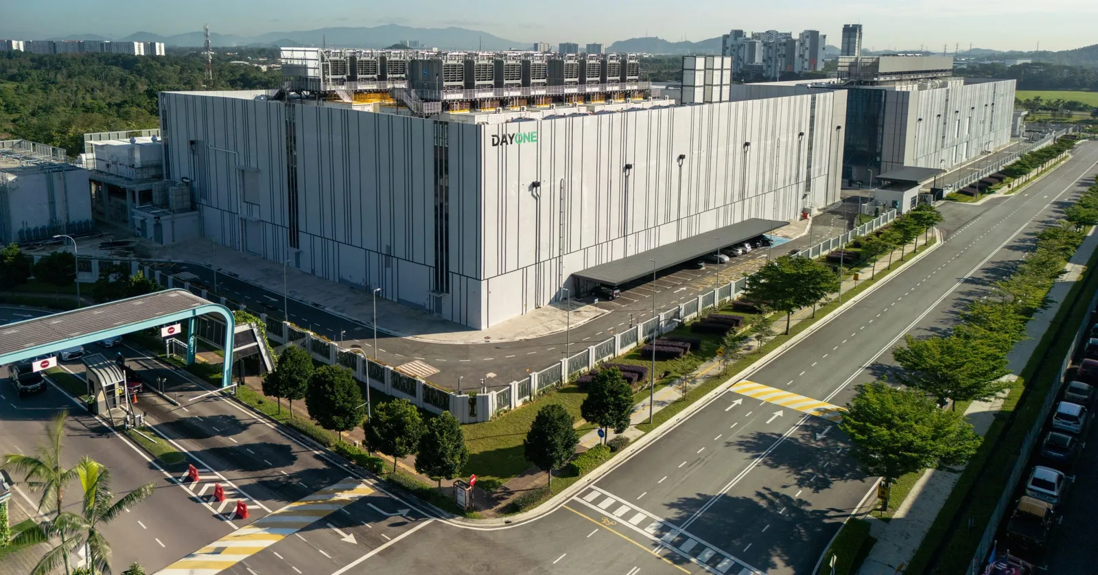 อาคารดาต้าเซ็นเตอร์ DayOne มุมสูง ประกอบข่าว DayOne Sembcorp