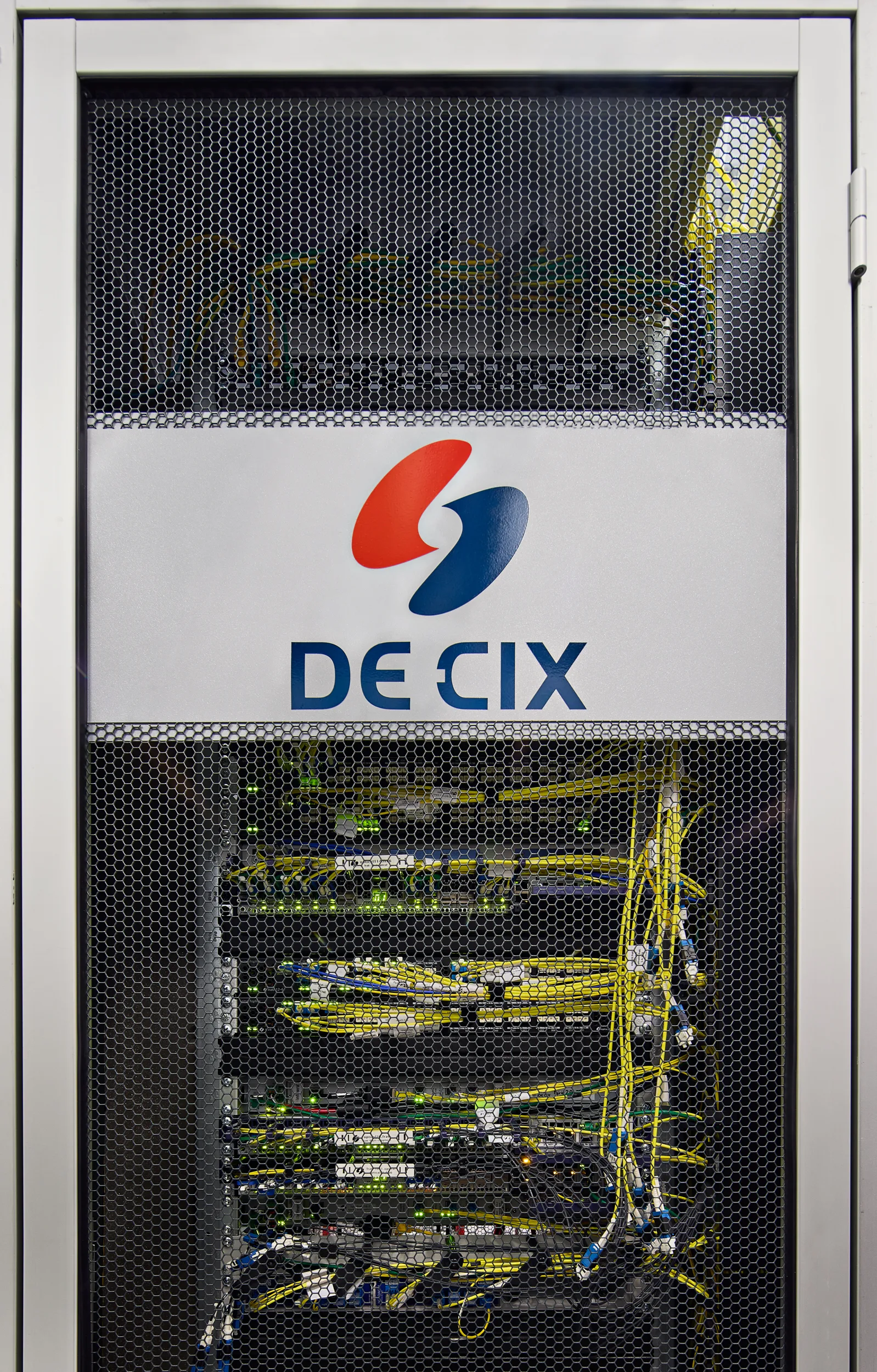 ตู้อุปกรณ์โครงข่ายของ DE-CIX