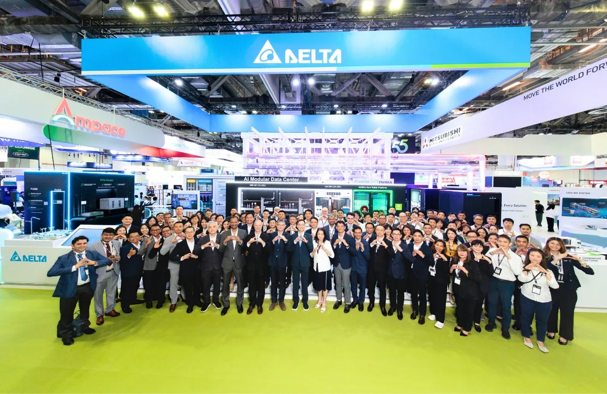 ทีมงาน Delta ถ่ายภาพหมู่หน้าบูธแสดงผลิตภัณฑ์ของบริษัท