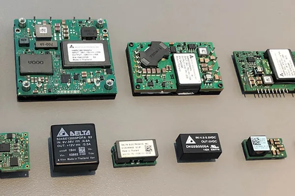 แผงโมดูลแปลงกำลังไฟฟ้าของ Delta หลายรุ่นวางเรียงกัน