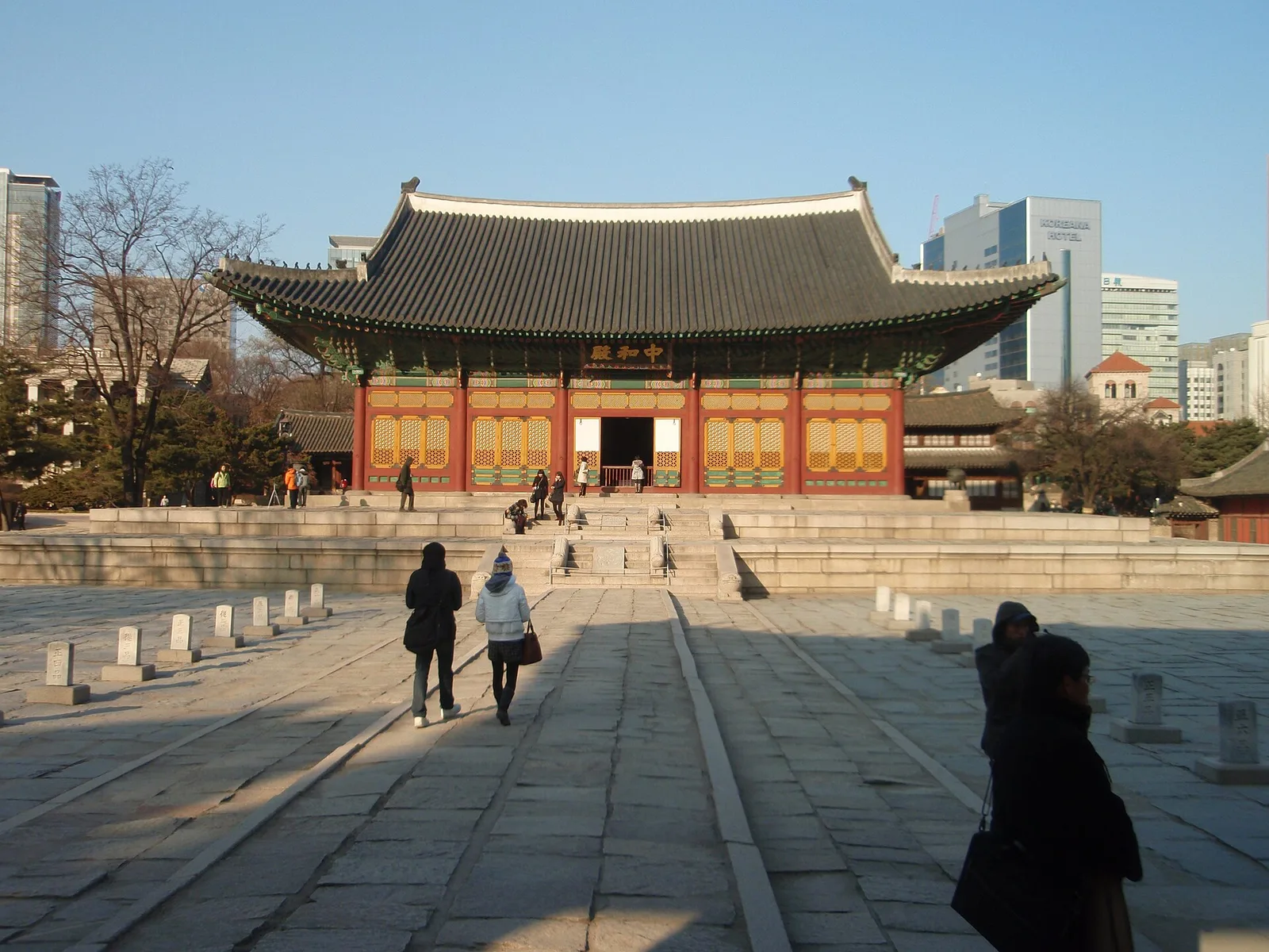 อาคารท้องพระโรงในพระราชวังด็อกซูกุง ภาพถ่ายเดือนธันวาคม 2008