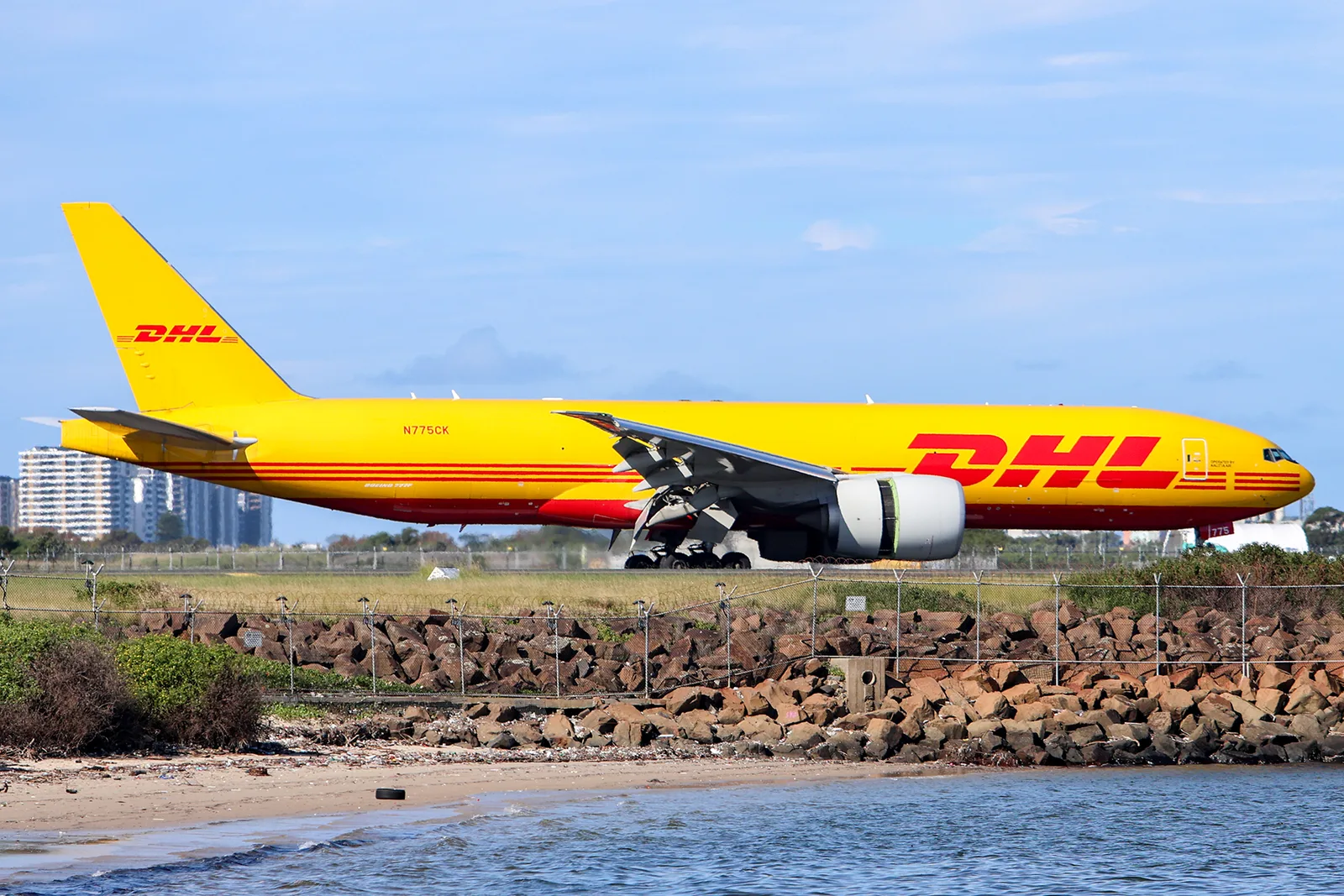 เครื่องบิน Boeing 777-F ลาย DHL ทะเบียน N775CK ลงจอดที่สนามบิน Sydney ออสเตรเลีย เมื่อ 2 เมษายน 2025