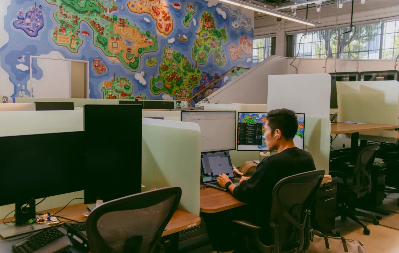 พนักงานนั่งทำงานในสำนักงาน Discord