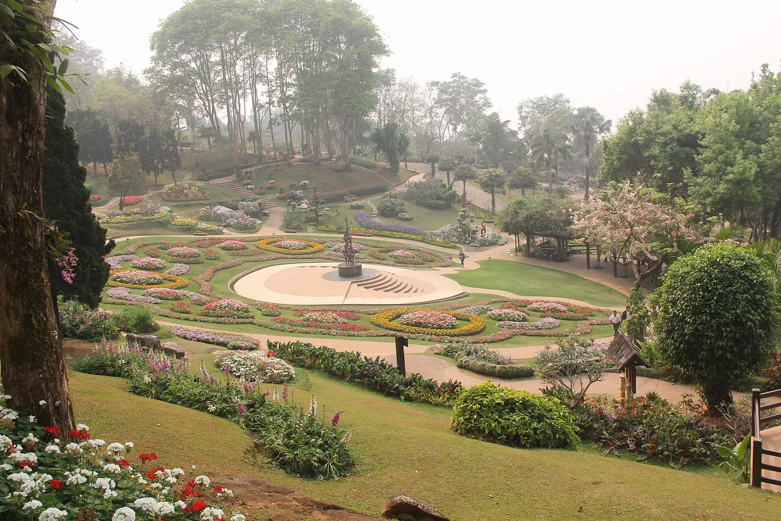 สวนแม่ฟ้าหลวง หน้า พระตำหนักดอยตุง ภาพถ่ายเมื่อ พ.ศ. 2555