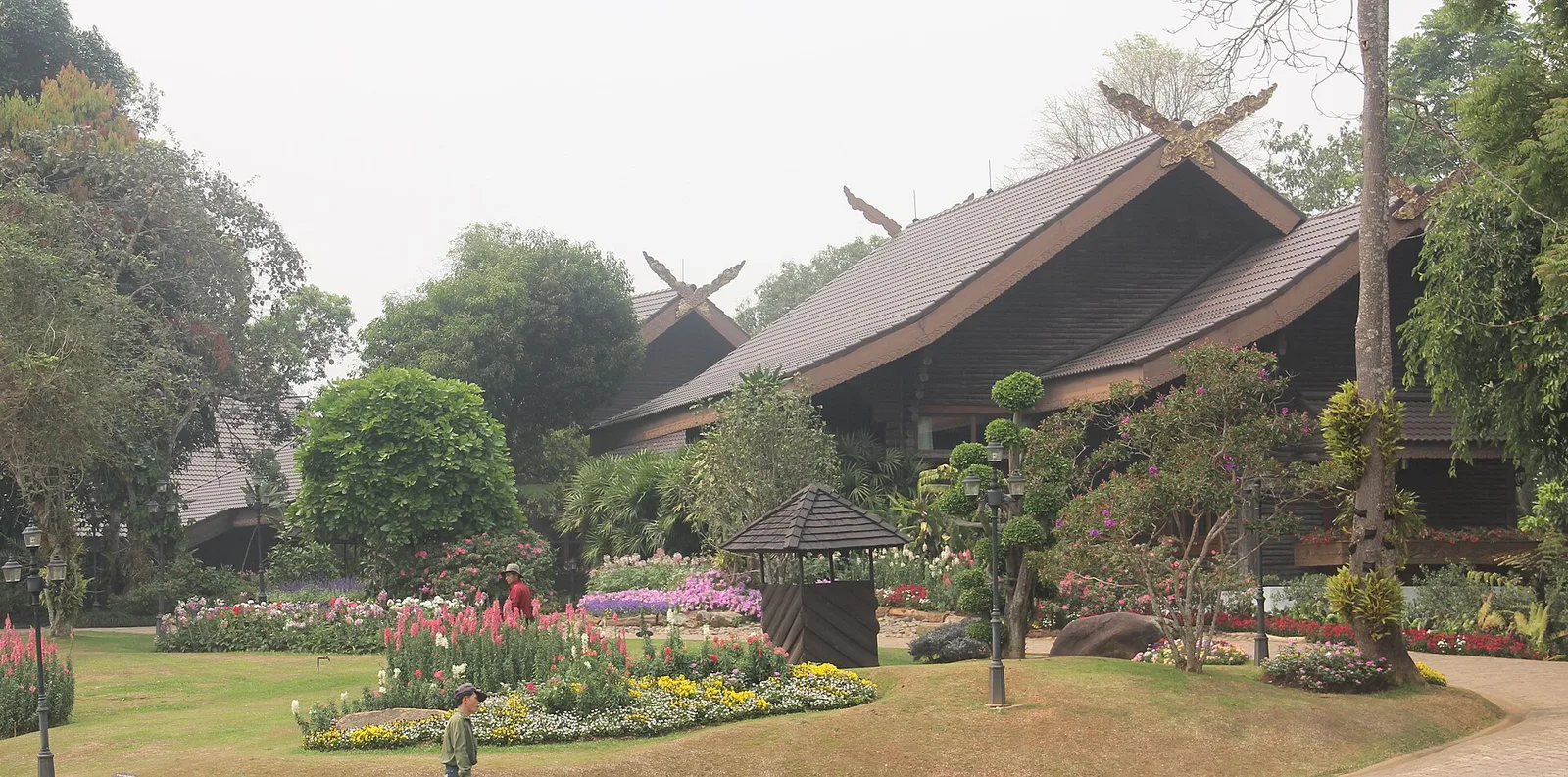พระตำหนักดอยตุง และสวนดอกไม้ด้านหน้า ภาพถ่ายเมื่อ พ.ศ. 2555