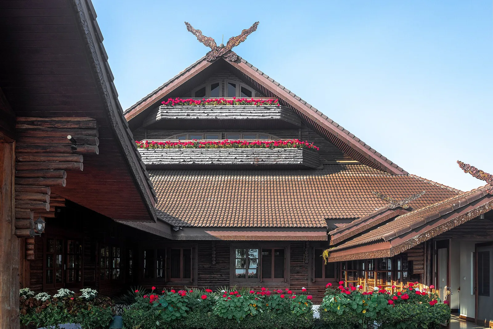 หน้าจั่วประดับกาแลของ พระตำหนักดอยตุง ภาพถ่ายเมื่อ พ.ศ. 2568