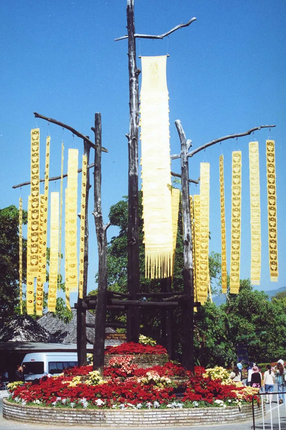 ตุงล้านนาบนต้นไม้ในพื้นที่ พระตำหนักดอยตุง ภาพถ่ายเมื่อ พ.ศ. 2549