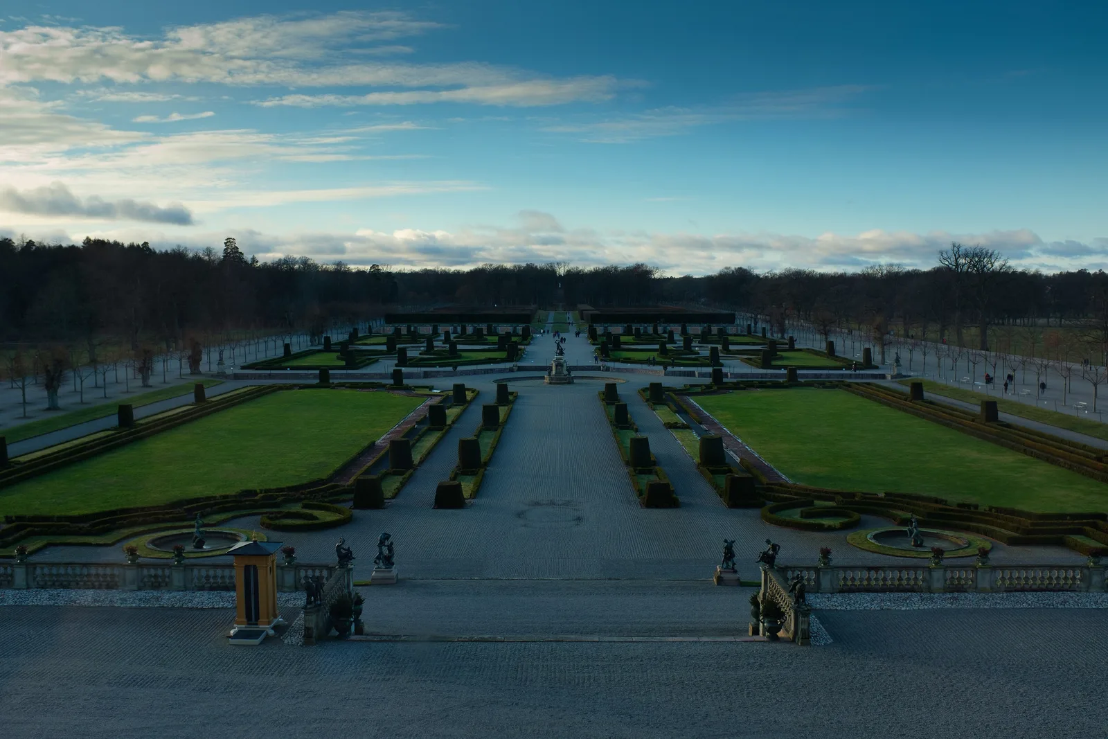 สวนบาโรกของพระราชวัง Drottningholm แปลงสนามหญ้าและทางเดินสมมาตร ภาพถ่ายเดือนมกราคม 2018