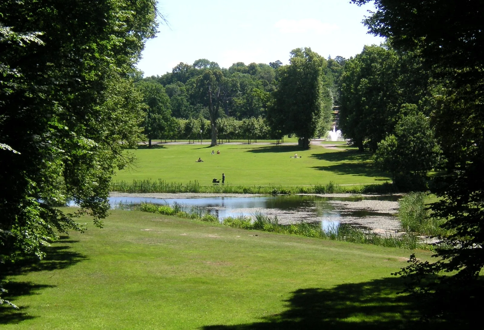 สวนแบบอังกฤษ (engelska parken) ของ Drottningholm สนามหญ้า สระน้ำ และดงไม้ ภาพถ่ายปี 2007