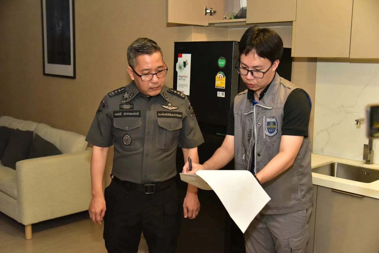 เจ้าหน้าที่ DSI ตรวจเอกสารภายในห้องพักระหว่างการตรวจค้นในปฏิบัติการ BLACK TRACE