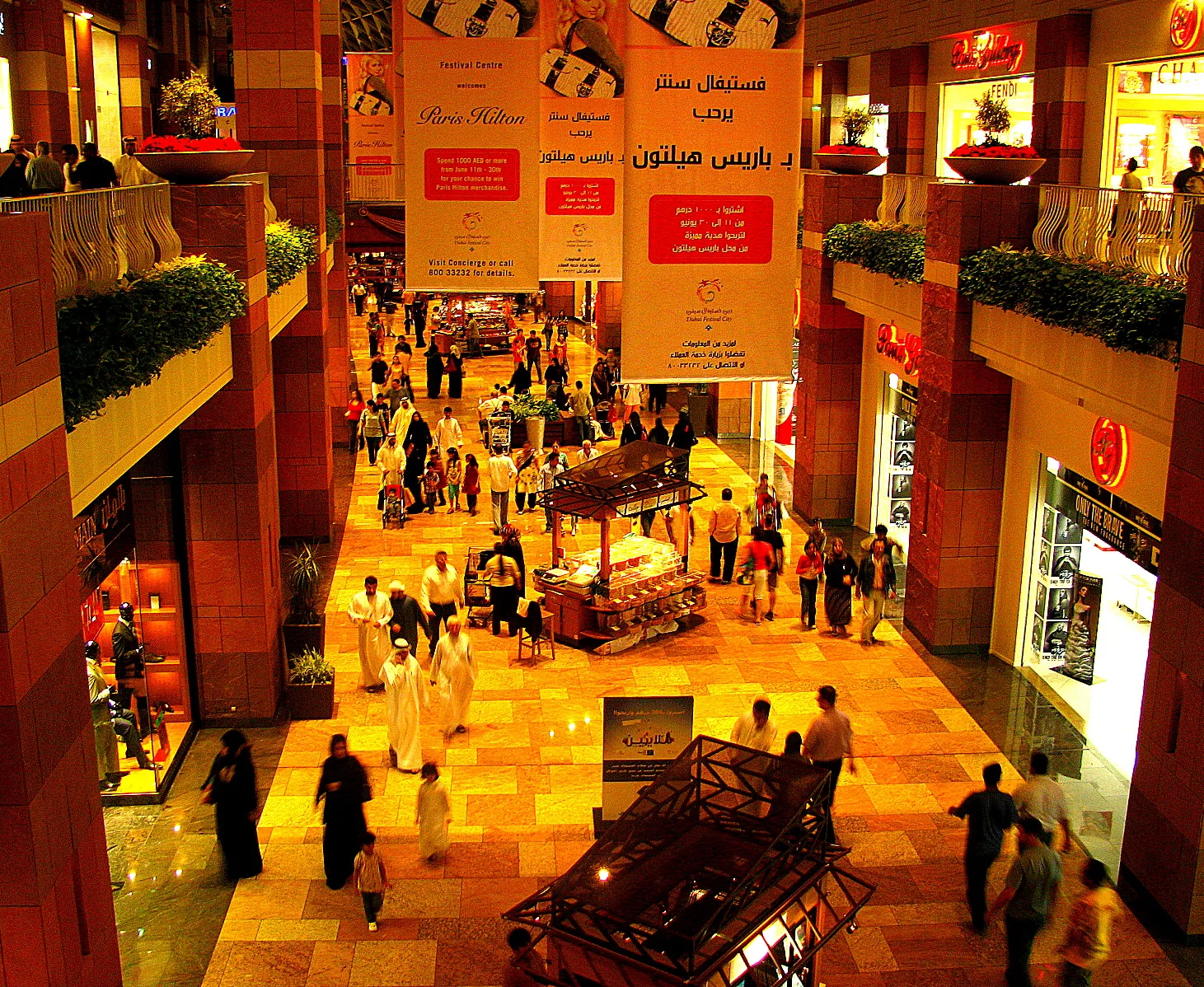 ภายในห้าง Dubai Festival City Mall ในดูไบ มีผู้คนเดินช้อปปิ้ง