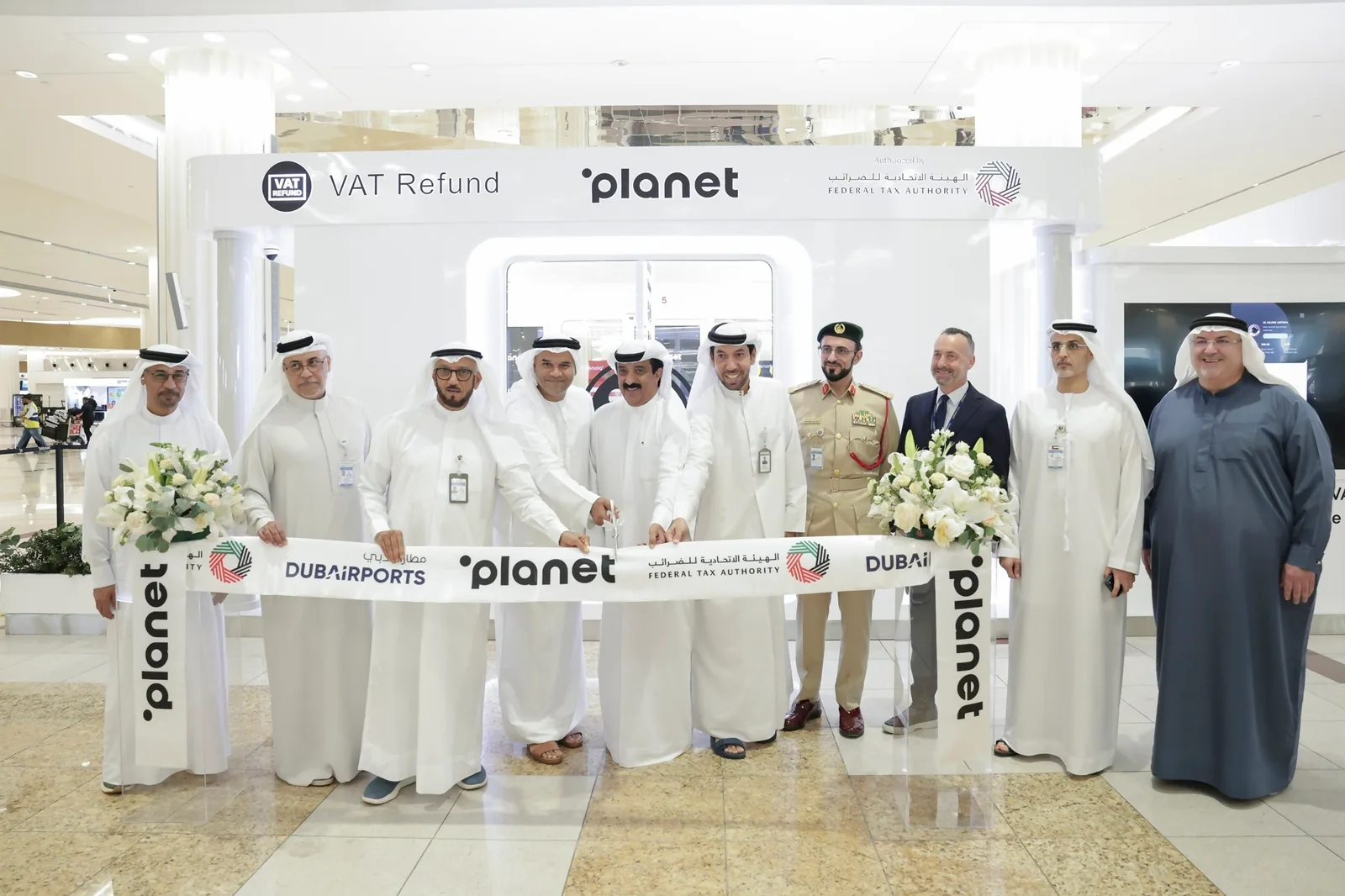 พิธีเปิดแพลตฟอร์ม AI คืน VAT นักท่องเที่ยวของ FTA และ Planet ที่จุดบริการ VAT Refund ซึ่งมีโลโก้ Planet และ Federal Tax Authority พร้อมป้าย Dubai Airports